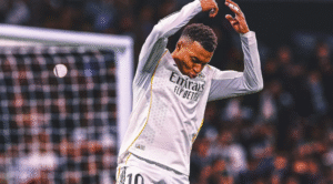 CRÓNICA| Mbappé caza el récord de Cristiano y firma un final de año sobrio ante un Sevilla domesticado