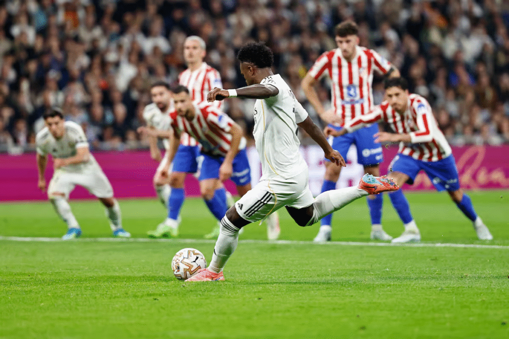 Vinicius marca de penalti el primer gol del Real Madrid ante el Atlético.