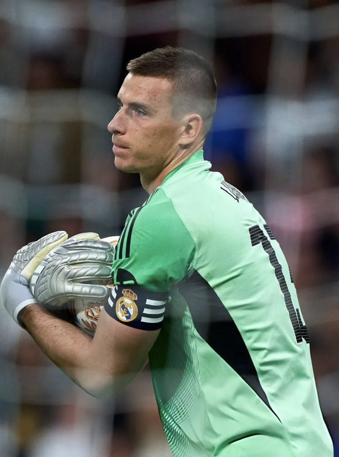 Lunin terminó el derbi siendo capitán del Real Madrid.