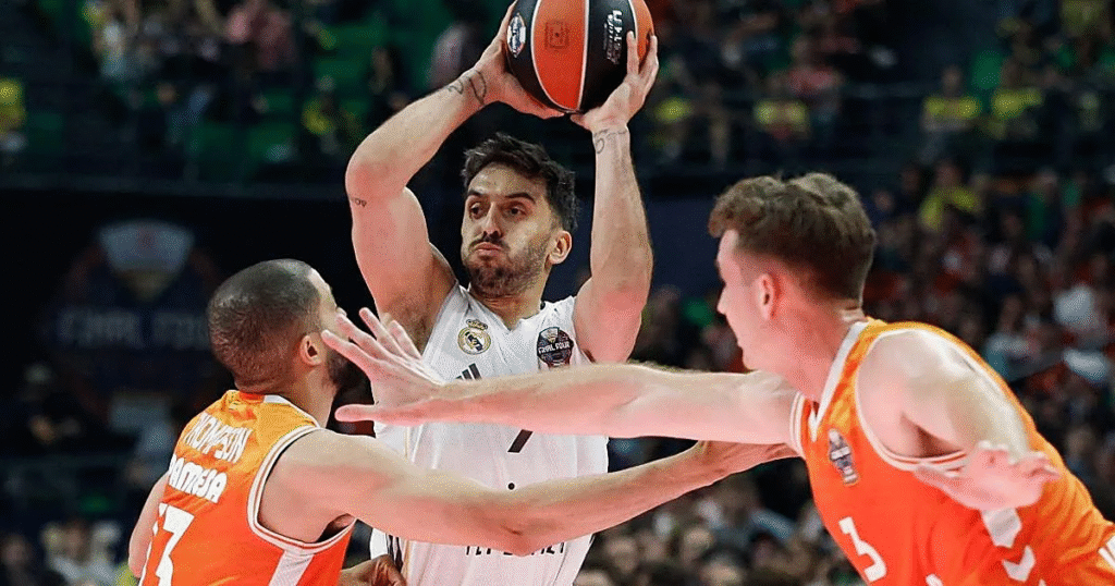 Facu Campazzo lanzando un triple